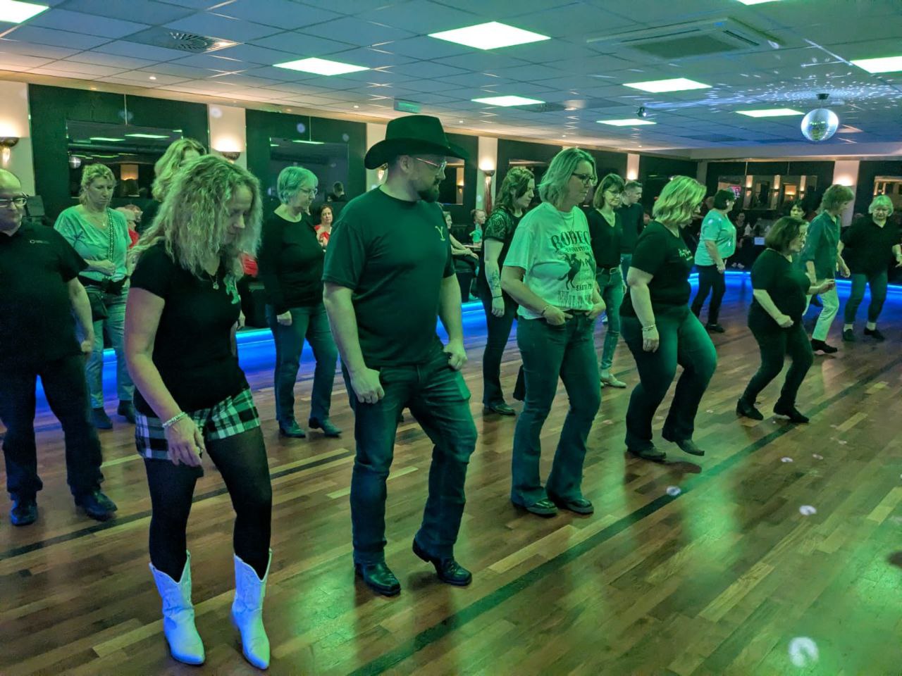 Longfield Linedancer Gruppe achtet auf die Linedance Etikette