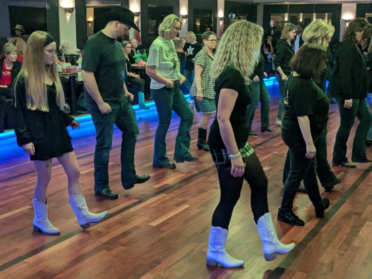 Longfield Linedancer Tanzgruppe übt Line Dance Tänze